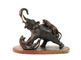 statue représentant un éléphant portant un éléphanteau sur son dos, posée sur un socle en bois