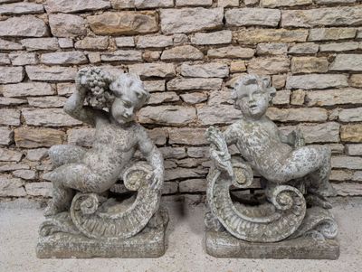 deux statues représentant un garçon et une fille sur une luge