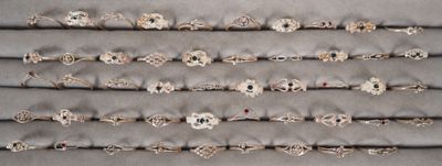 de nombreux modèles de bracelets exposés
