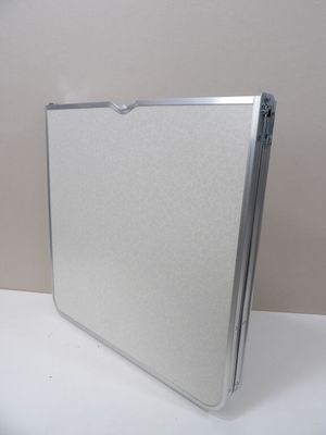 un coffret argenté posé sur une table blanche