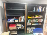une étagère contenant de nombreux livres dans une pièce