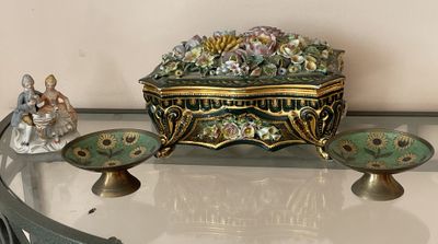 une table en verre sur laquelle se trouvent un bol et deux assiettes