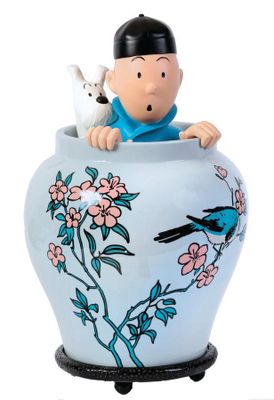 une figurine représentant un homme et un chien dans un vase