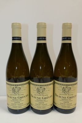trois bouteilles de vin posées sur une table l'une à côté de l'autre