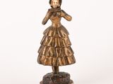 figurine en bronze représentant une femme en robe, posée sur un socle en marbre