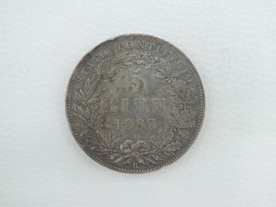 gros plan d'une pièce de monnaie sur une surface blanche avec un fond blanc