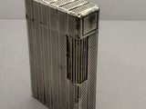un étui à cigarettes ancien en argent posé sur une table