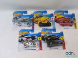 cinq petites voitures Hot Wheels exposées sur la table