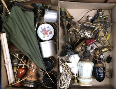 une boîte remplie d'objets divers, dont un parapluie