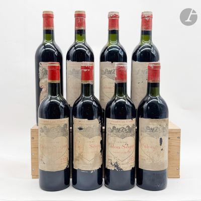six bouteilles de vin rouge dans une caisse en bois sur fond blanc