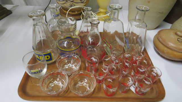 Ensemble de carafes et pichet publicitaires ; joint service à liq...