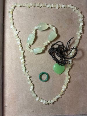 une photo d'un collier, d'un bracelet et d'une bague posés sur une feuille de papier