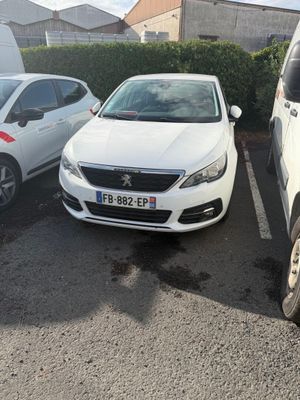 des voitures garées les unes à côté des autres sur un parking par une journée ensoleillée
