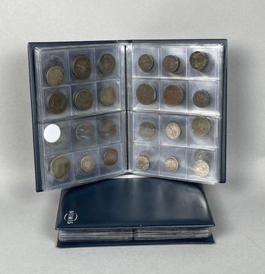un portefeuille contenant des pièces, posé sur une table