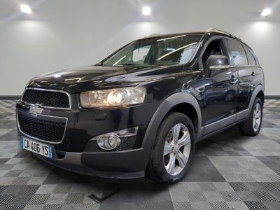 une photo d'une Chevrolet Capto noire garée dans un garage