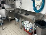 une cuisine avec un évier et beaucoup de déchets par terre