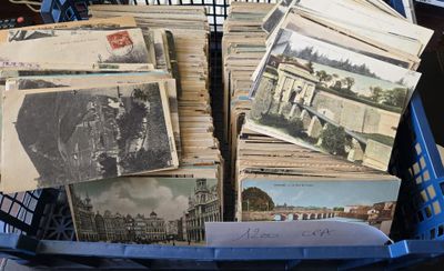un panier rempli de vieilles cartes postales posé sur une table