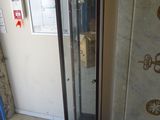 une vitrine en verre dans le coin d'une pièce