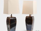 une paire de lampes de table bleues et noires avec un abat-jour blanc