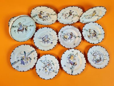 de nombreuses assiettes ornées d'oiseaux sur un fond orange