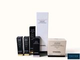 Les produits de soin pour la peau Chanel sont présentés sur un fond blanc