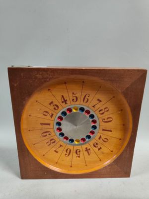 une horloge en bois avec un cadran et des chiffres dessus