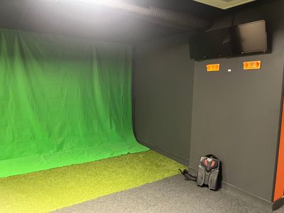 un fond vert dans un coin de la pièce