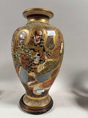 deux vases posés sur une table