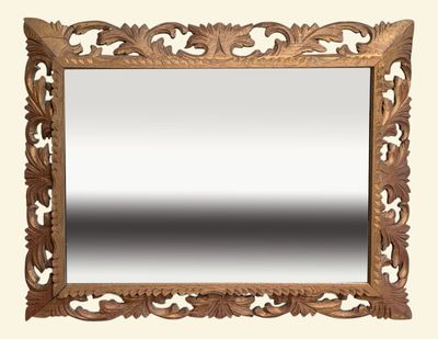 un miroir en bois orné d'un motif