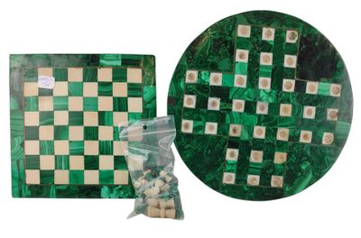 un échiquier en deux parties, en marbre vert et blanc, avec un sachet de chips