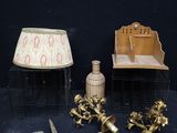 un grand nombre d'objets posés sur une table