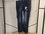 un jean accroché à un portant dans un magasin de vêtements