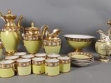 de nombreux types de vases et de bols sur la table