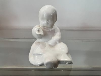 SAVIGNY Berthe (1882-1958) : SUJET en faïence émaillée blanc…
