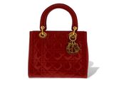 un sac à main rouge avec des finitions dorées sur la poignée
