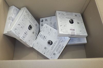 beaucoup de papiers dans une boîte qui en est pleine