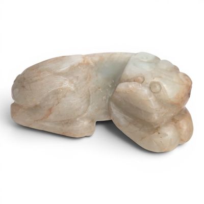sculpture en marbre représentant un chat endormi sur fond blanc