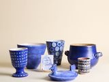 de nombreux bols et tasses de toutes sortes posés sur une table