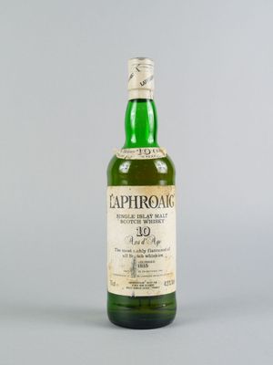 une bouteille de whisky single malt Laphroa sur fond gris