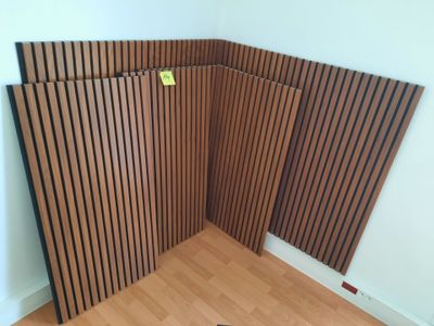 une pièce avec un plancher en bois et un mur en bois