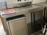 une cuisine en acier inoxydable avec un évier et un lave-vaisselle