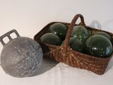 un panier rempli de décorations en verre à côté d'une boule en métal
