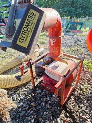 une borne d'incendie située à côté d'une autre borne d'incendie au niveau du sol