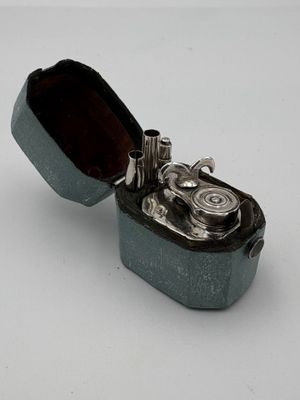 un briquet posé sur une surface blanche