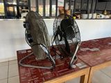 deux ventilateurs posés sur une table devant un comptoir