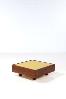une image représentant un petit plateau carré en bois dont la surface est jaune