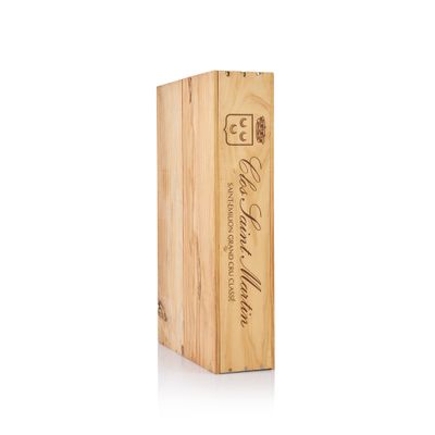 une boîte en bois contenant une bouteille de vin, posée sur une surface blanche