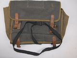 un sac posé sur une surface blanche