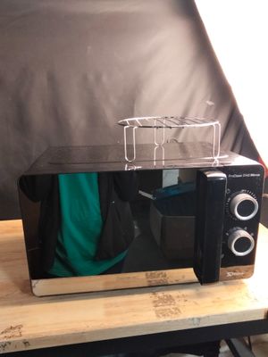 un micro-ondes posé sur une table devant une chaise