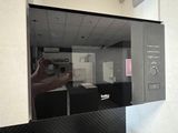 une personne en train de prendre une photo de l'intérieur d'un micro-ondes